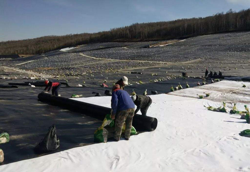 設計荷載和地基不均是決定荔枝视频黄下载膜厚度的重要因素