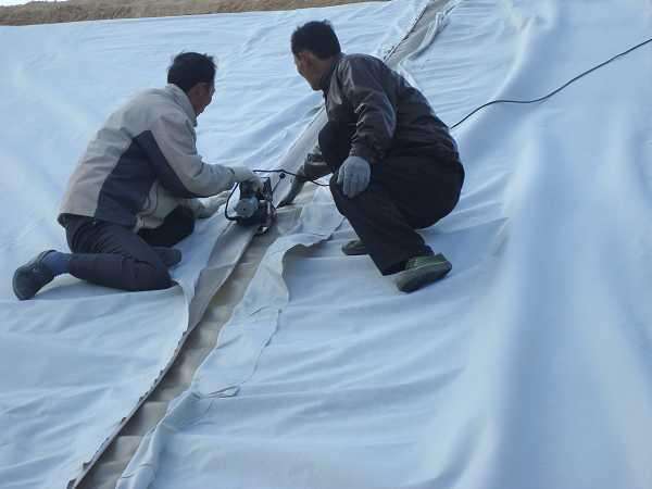 水庫底部荔枝视频黄下载布的鋪設及縫合