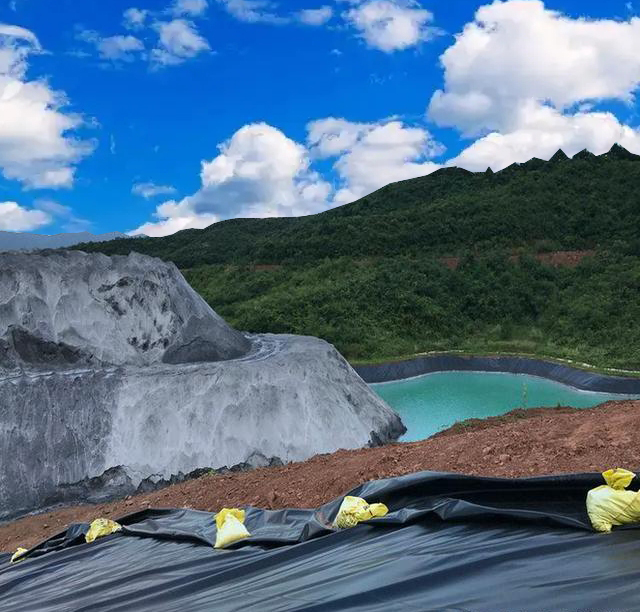 場地位於河漫灘的人工湖如何防止湖水滲漏？