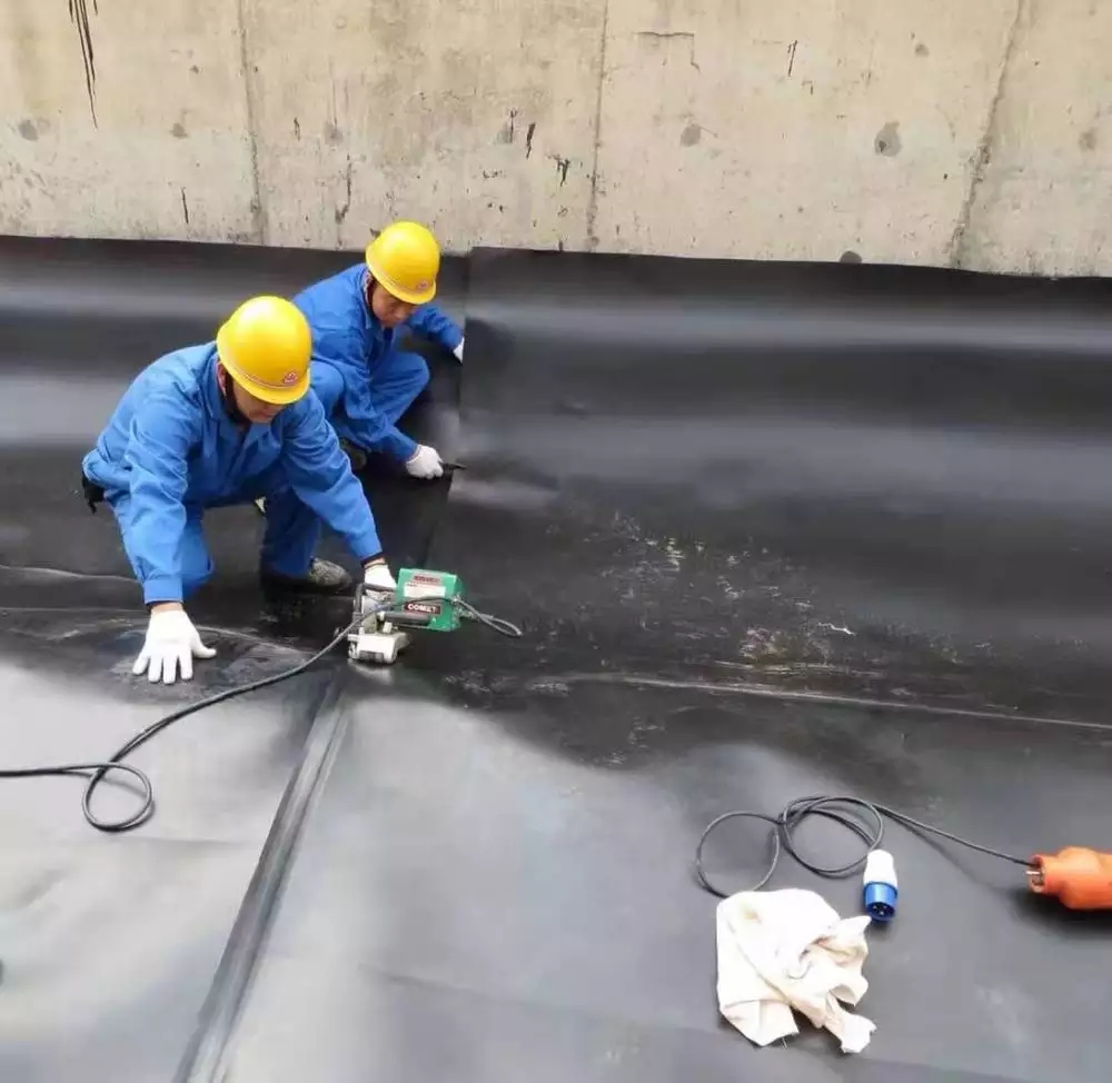 熱鍥焊的T型焊縫處和局部破損處采用擠壓焊修補
