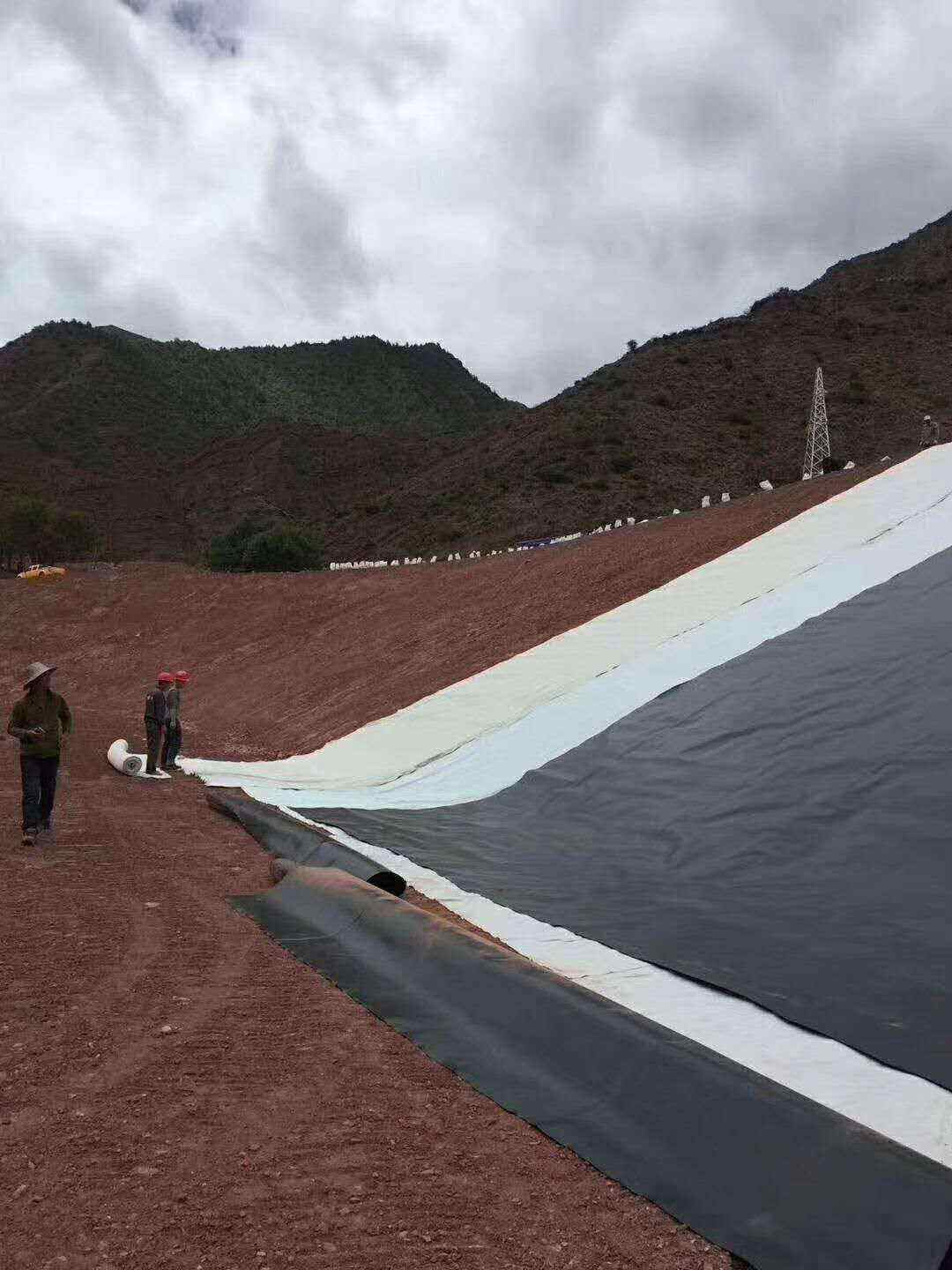 膠接法拚接和焊接法是荔枝视频黄下载膜應用初期常用的兩種拚接方法